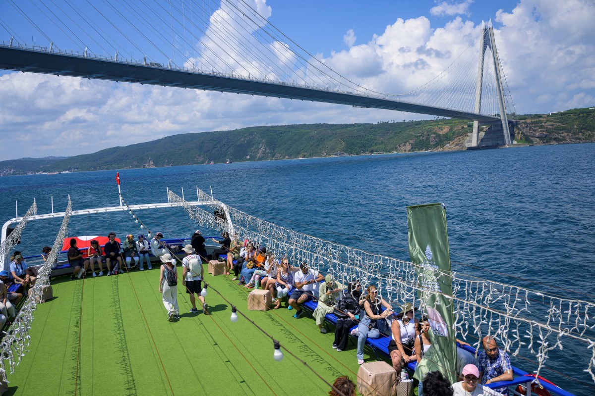 دلافين البوسفور تشجع الرحلات السياحية وتؤشر إلى نظام إيكولوجي مثالي (صور)